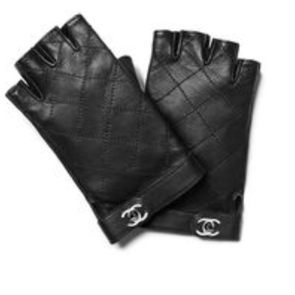 ISO:Chanel fingerless driving gloves,black quilted